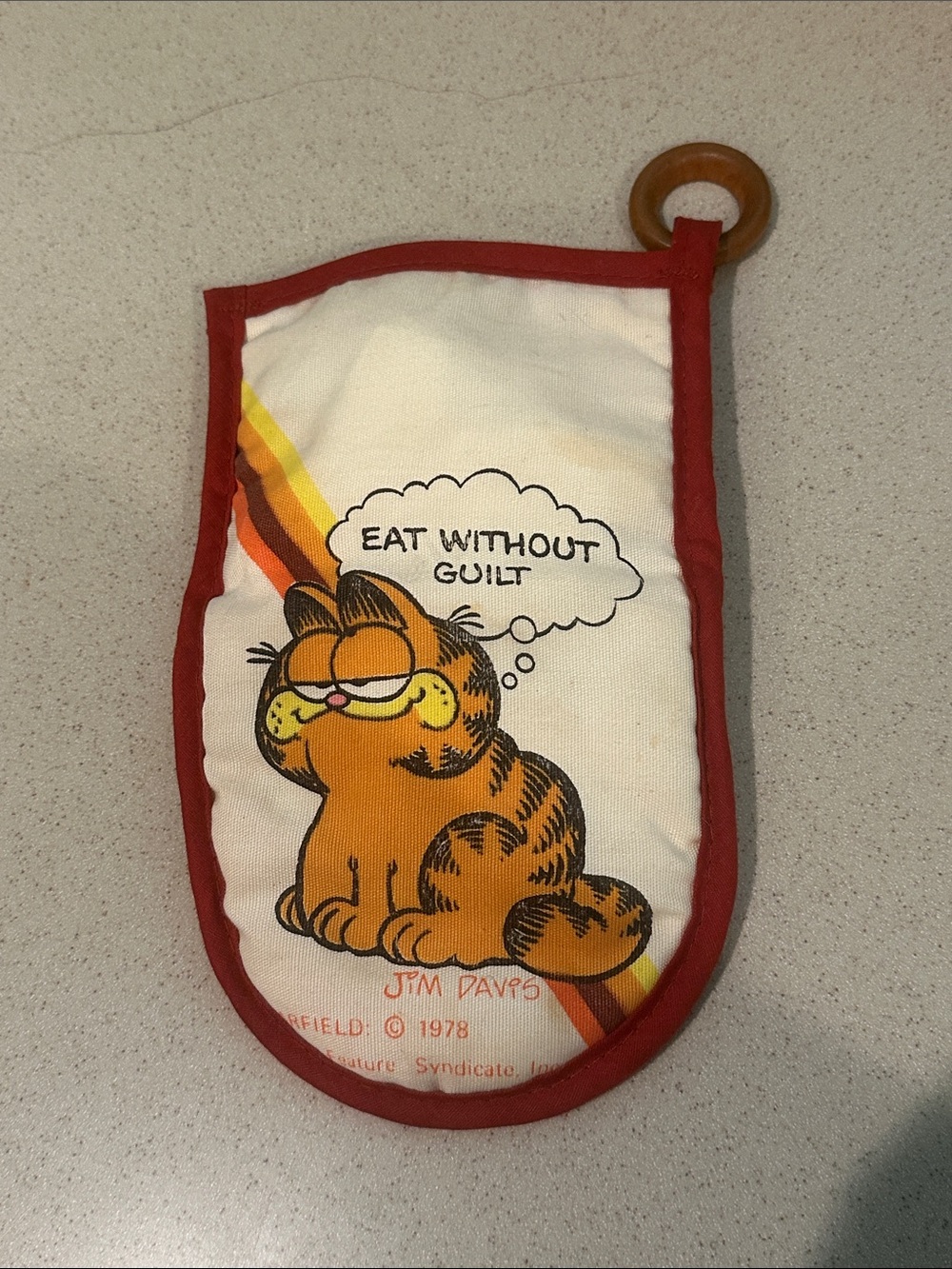 Garfield 'Eat Without Guilt' Cat Oven Mitt - Red Trim
